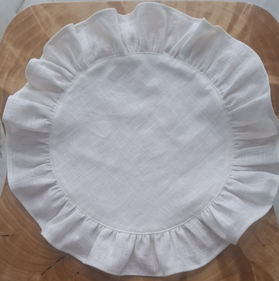 Minkštinto lino stalo padėkliukas su raukiniais  pieno baltas