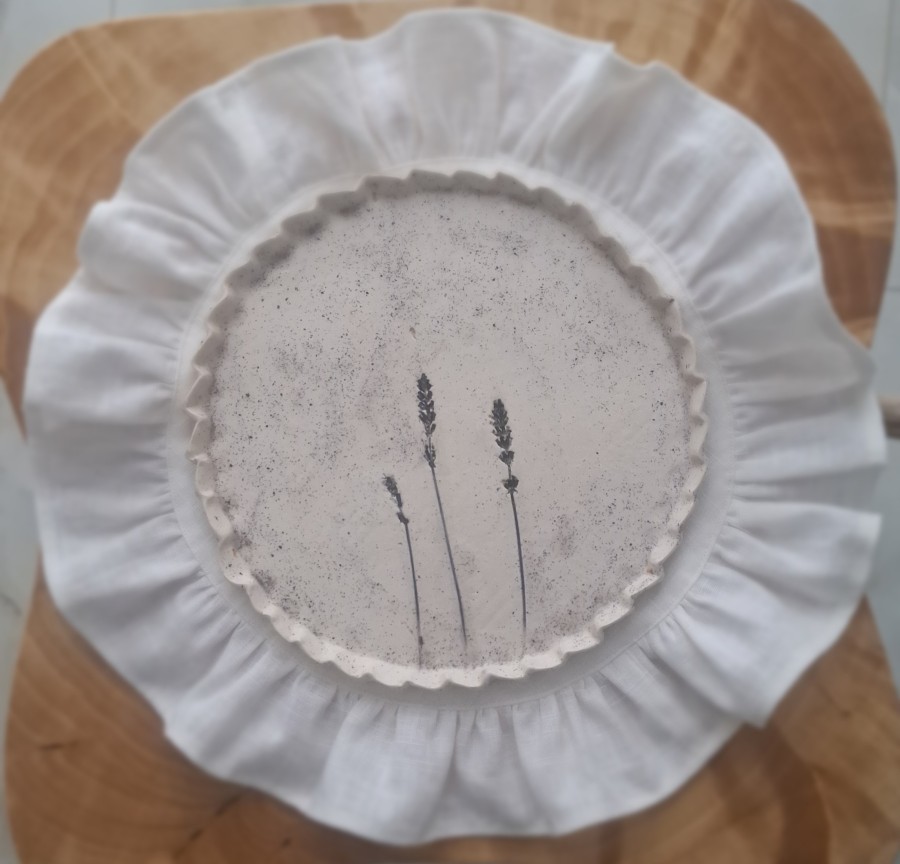 Minkštinto lino stalo padėkliukas su raukiniais  pieno baltas