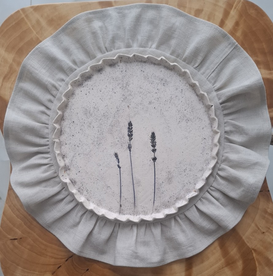 Minkštinto lino stalo padėkliukas su raukiniais  kreminis